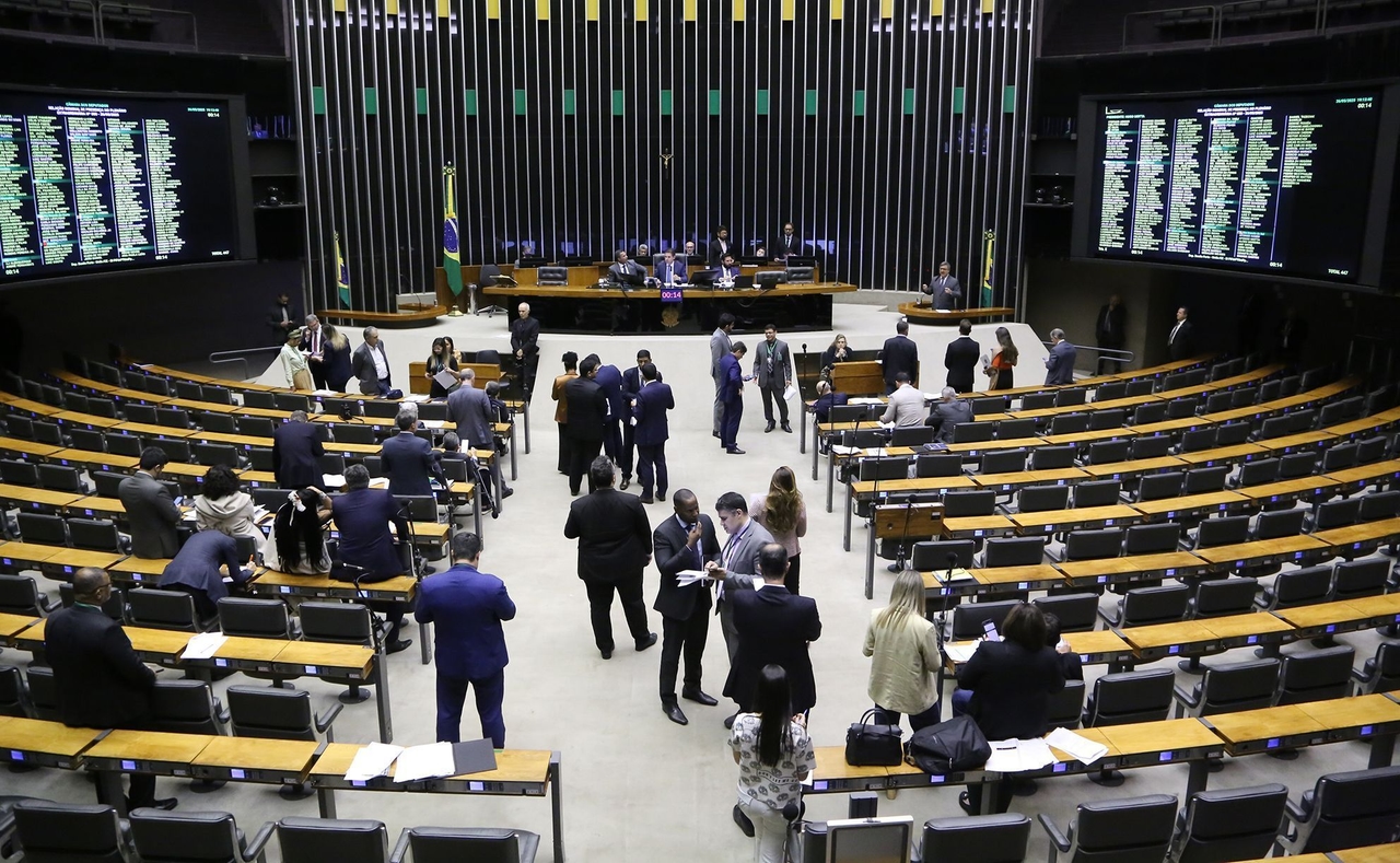 Governistas pedem repúdio à taxa de Trump; oposição quer convocar ministros
