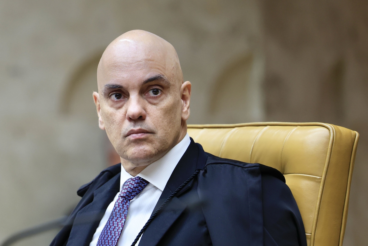 Moraes ordena retirada de deputados em frente ao STF e proíbe acampamentos