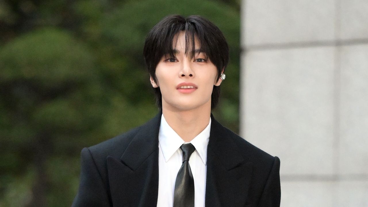Stray Kids' IN Co-signs объявляет Chuck Taylors кроссовками лета