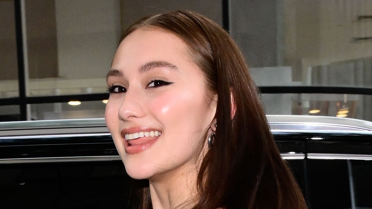 Lola Tung luce la tendencia viral de bufandas mientras hace la revista Summer I Turned Pretty Press