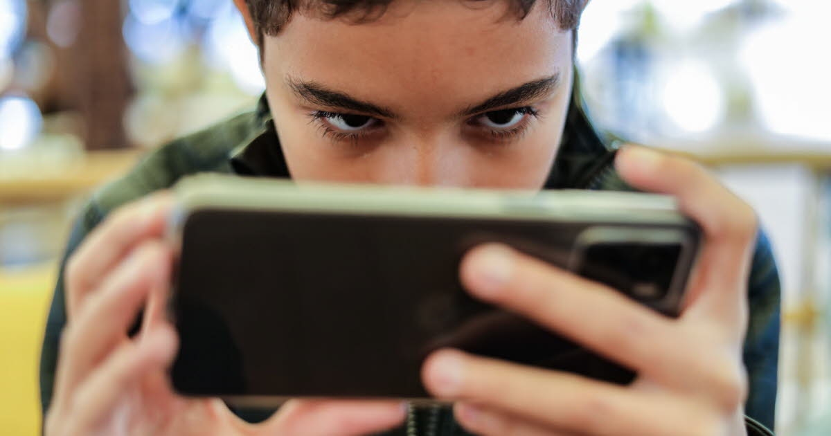 Internet. Weryfikacja wieku użytkowników Internetu: na czym polega europejski prototyp, który wkrótce będzie testowany we Francji?