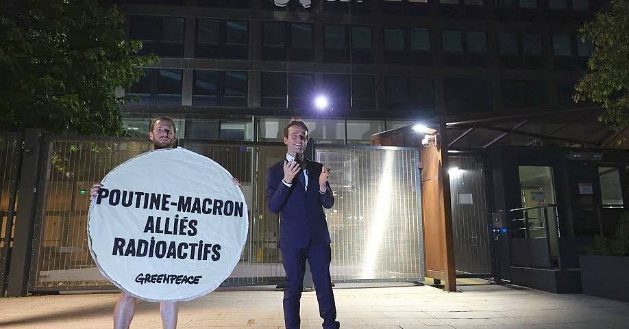 París. «Un préstamo, como se prometió»: Robada del Museo Grévin, la estatua de Emmanuel Macron fue colocada frente a la sede de EDF.
