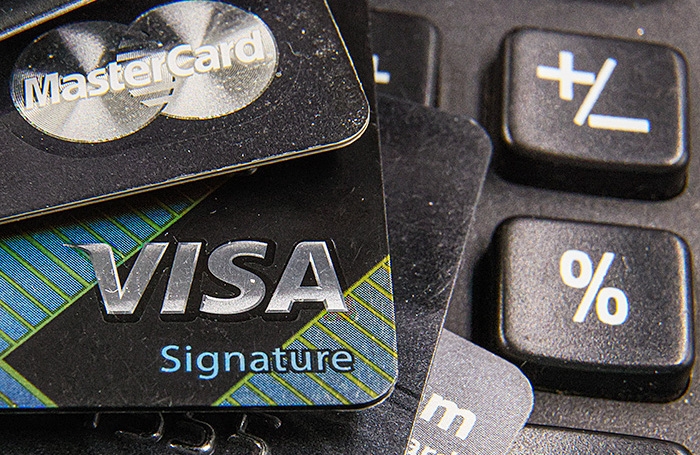Die Zentralbank plant, den Umlauf abgelaufener Visa- und Mastercard-Karten einzuschränken