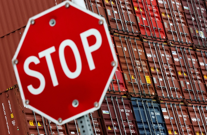Trump annonce de nouveaux tarifs douaniers sur les marchandises en provenance de l'UE et du Mexique