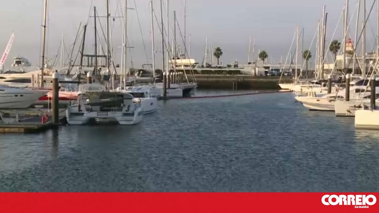 <![CDATA[ Homem espanca e parte dedos a mulher dentro de barco na marina de Cascais ]]>