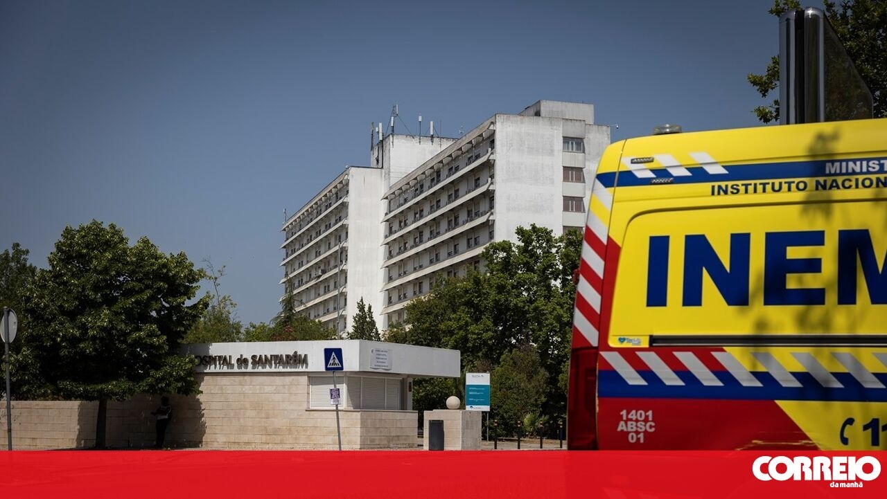 <![CDATA[ Aluno asfixiado com golpe de mata-leão por colega de turma em luta por baloiço  ]]>