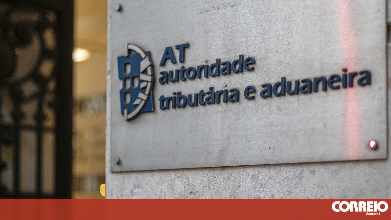 <![CDATA[ Fisco penhora 86 mil salários e 12 mil pensões ]]>