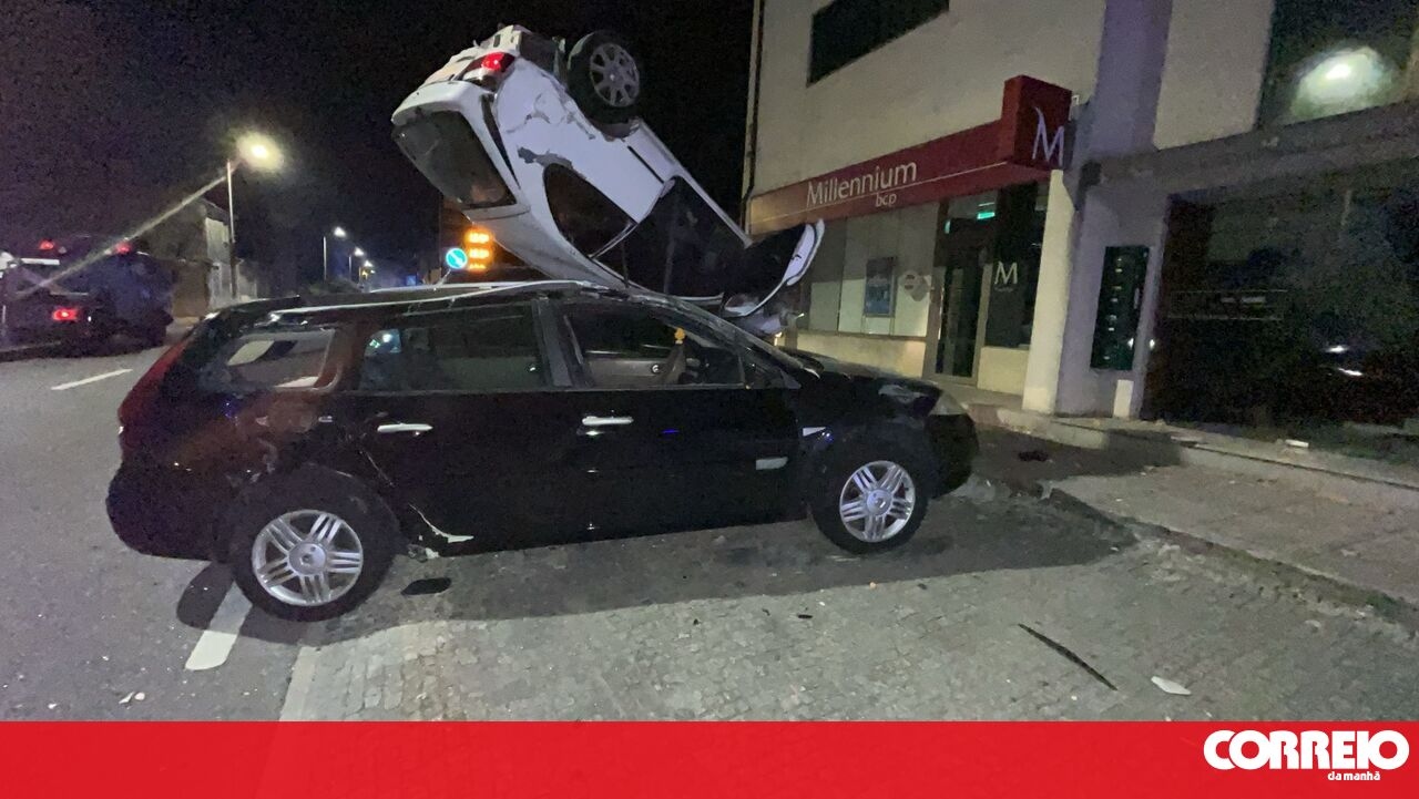 <![CDATA[ Carro despista-se e danifica três viaturas estacionadas no Porto ]]>