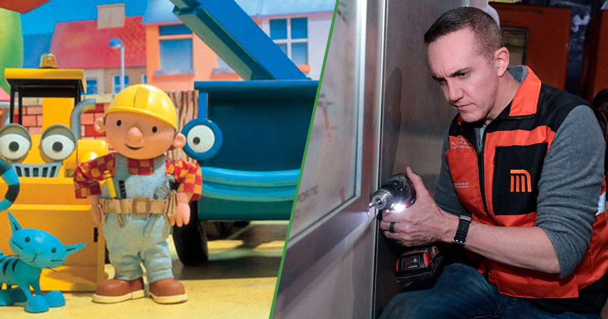 Ze laten de metrodirecteur de serie "Bob de Bouwer" kijken om te leren hoe hij een boormachine moet gebruiken.