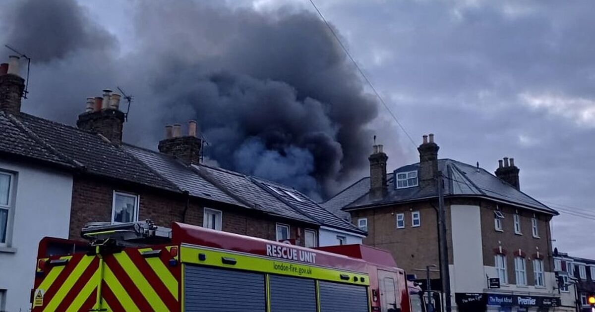 London fire latest as residents are told 'keep doors and windows shut'