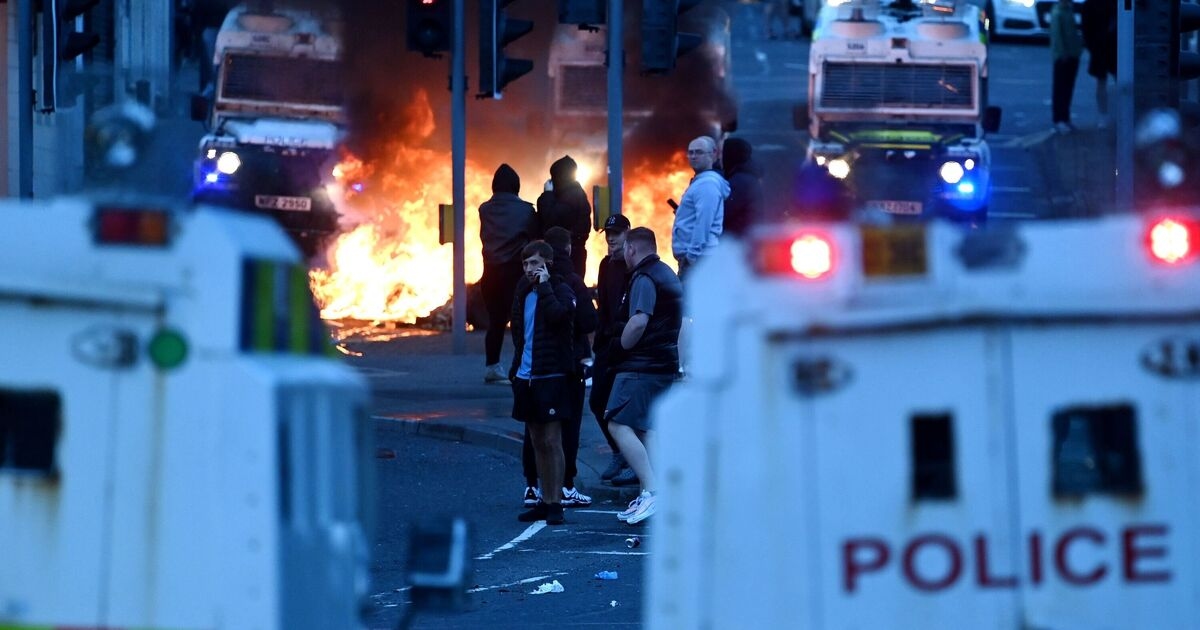 Disturbios en Ballymena EN DIRECTO: Fuegos artificiales lanzados contra vehículos blindados mientras la policía insta a "evitar el área"