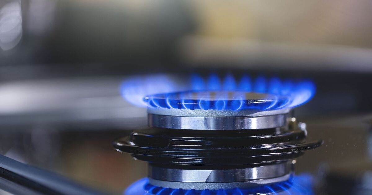 Equipos de emergencia investigan una 'explosión de gas' en una casa
