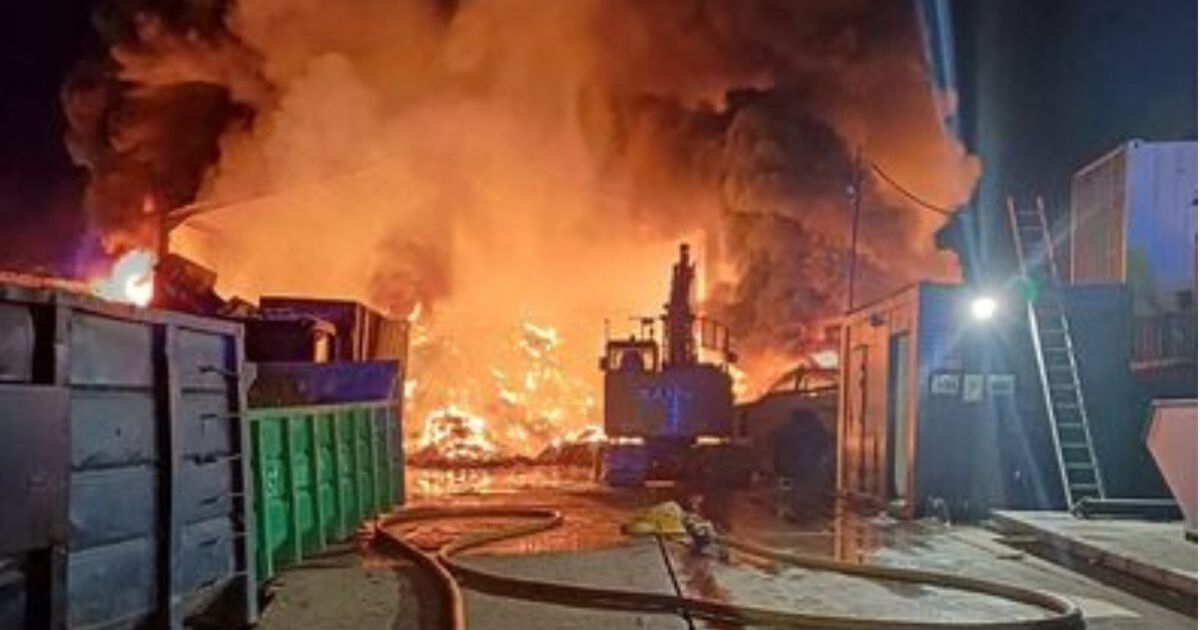 Incendio de Erith EN DIRECTO: Cierren todas las ventanas mientras el polígono industrial de Londres queda envuelto en un infierno