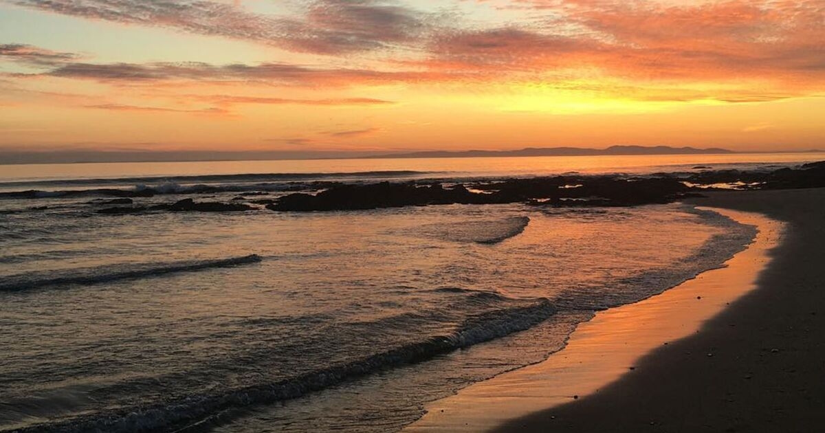 Mało znana, oszałamiająca plaża w Wielkiej Brytanii z kilometrami jasnoróżowego piasku