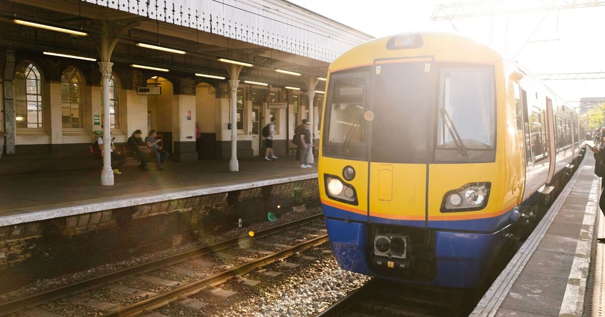Un hermoso pueblito costero recibe tren directo a Londres 5 años después de su "desaparición"
