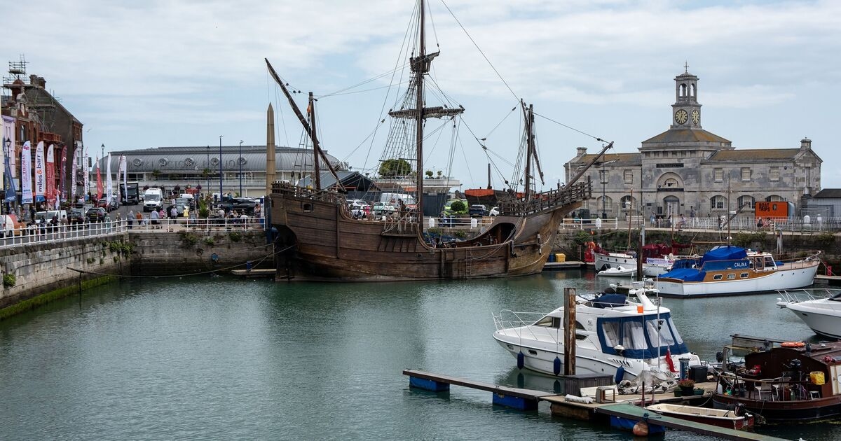 Pretty little UK seaside town constantly overshadowed by its 2 famous neighbours