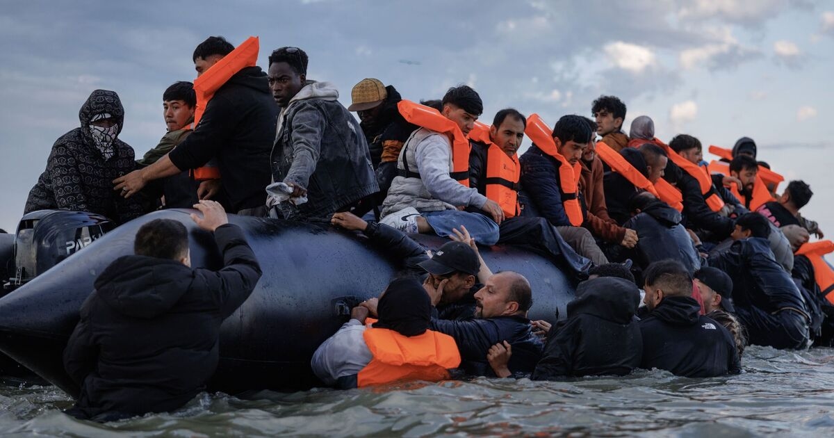 Migranten rufen „Feuer“, um Rettungskräfte zur Eskorte nach Dover zu zwingen. „Was passiert, wenn das Boot sinkt?“