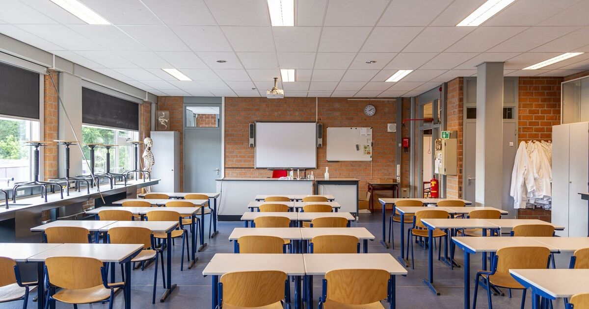 UK school closures LIVE: Full list of schools closing on Thursday as 40C heatwave hits