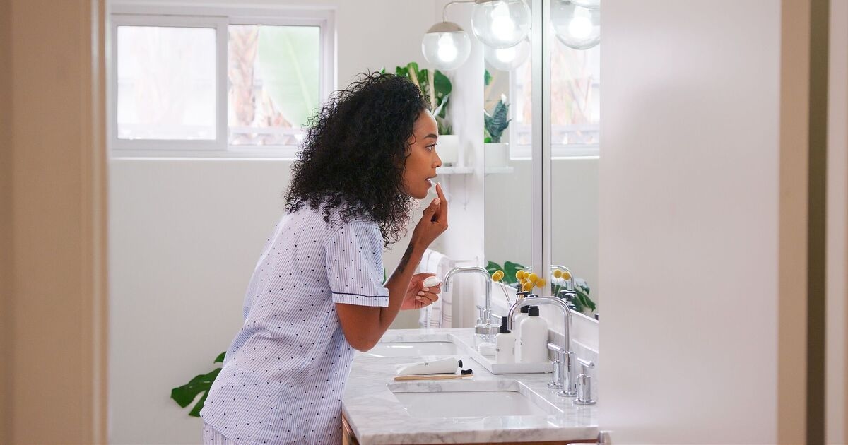 Se insta a los británicos a desechar tres artículos de baño comunes por una razón "vital"
