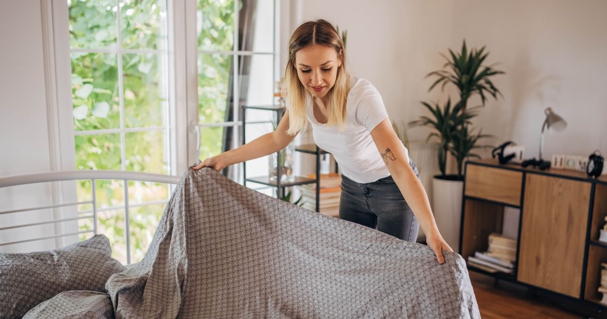 Exactamente con qué frecuencia debes lavar tu ropa de cama, según un microbiólogo