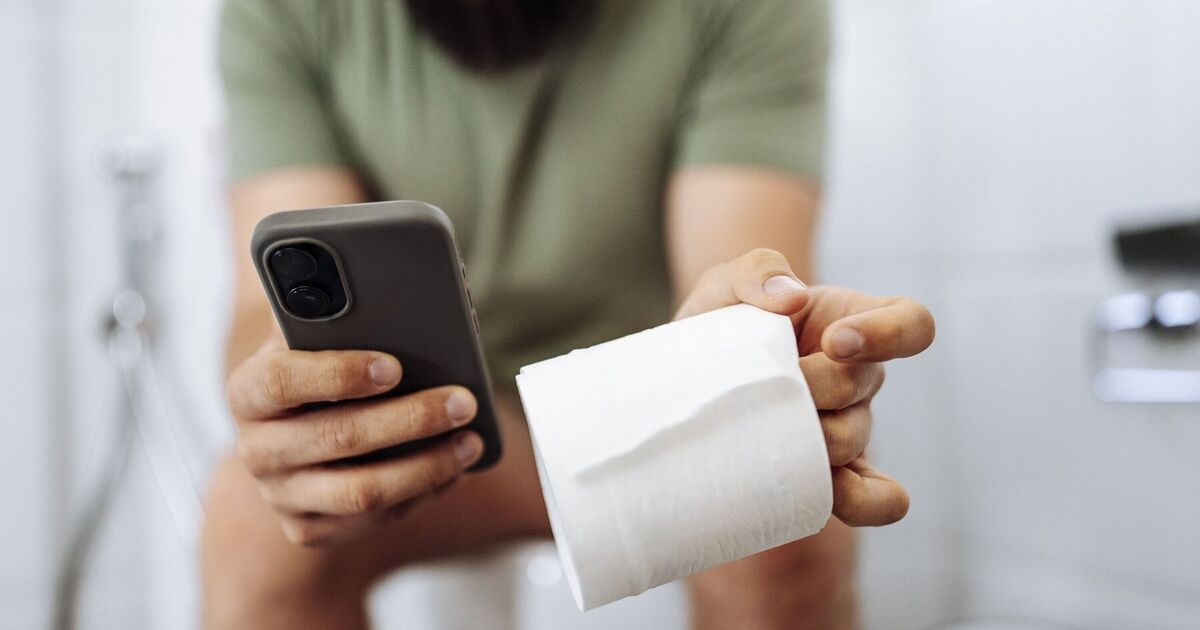 Aviso para quem usa o smartphone no banheiro