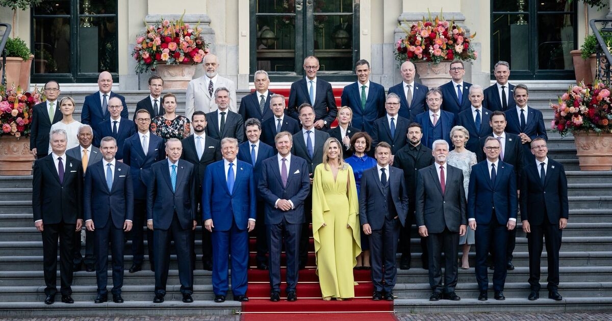 Keir Starmer, marginado de la cumbre de la OTAN tras ser fotografiado en tercera fila