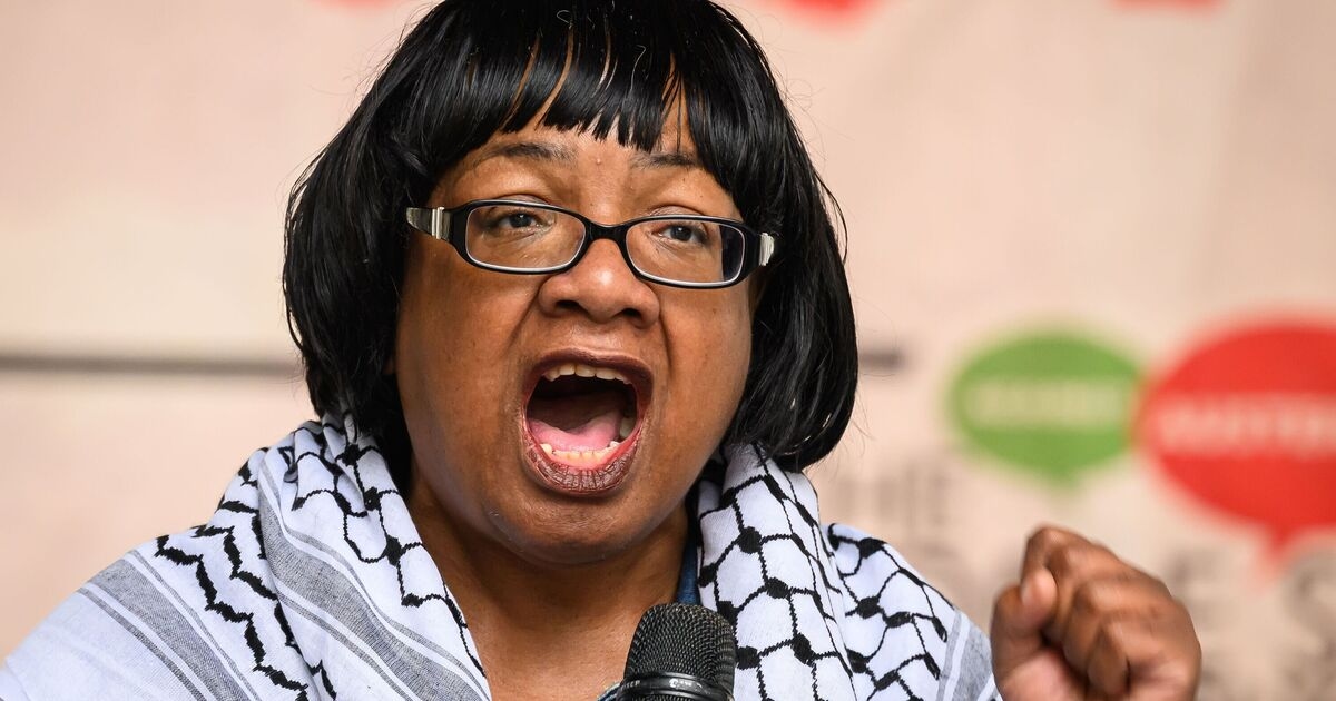 Diane Abbott buntuje się w związku ze sporem rasowym, a Keir Starmer zawiesza czterech zbuntowanych parlamentarzystów Partii Pracy