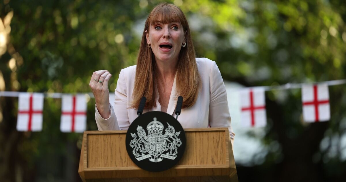 Angela Rayner se vio envuelta en una disputa vecinal tras comprar su tercera casa por 800.000 libras.
