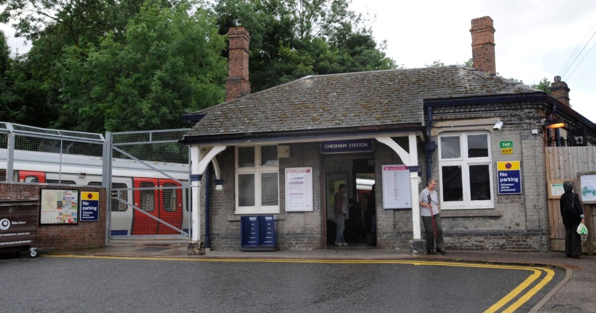 La stazione della metropolitana di Londra in una piccola città del Regno Unito lontana da Londra, a 25 miglia di distanza