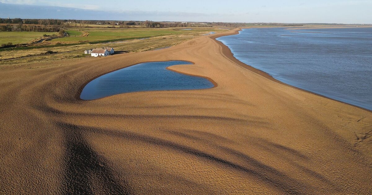 Der unheimliche Strand in Großbritannien mit seinen Geheimnissen aus dem Zweiten Weltkrieg, den Sie nur mit dem Auto erreichen können