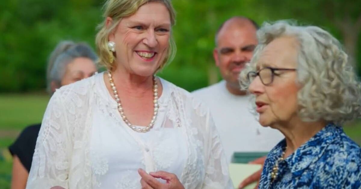 Experte der Antiques Roadshow ist sprachlos, als eine vierstellige Brosche tatsächlich ein Fundstück für 1 £ auf einem Flohmarkt war