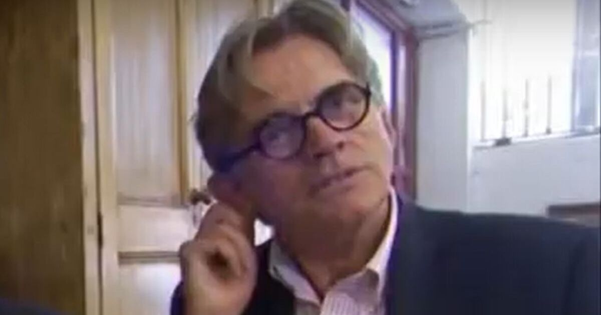 Flog It est « embarrassant » car l'animateur « se trompe » sur le prix exorbitant des enchères