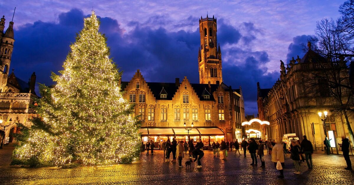 Die hübsche kleine europäische Stadt mit zwei wunderschönen Weihnachtsmärkten
