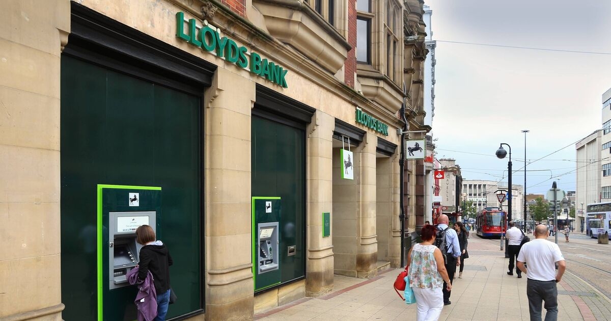 Lloyds Bank призывает клиентов обращать внимание на «авансовые сборы»