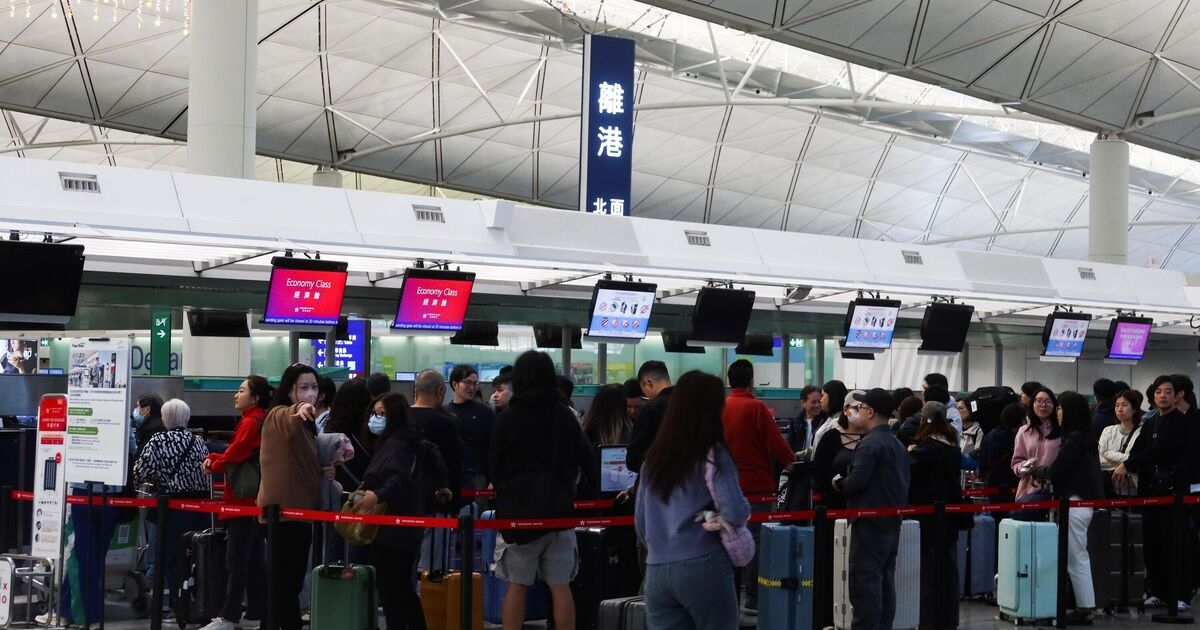 Travel expert explains why you should never take shoes off on a plane