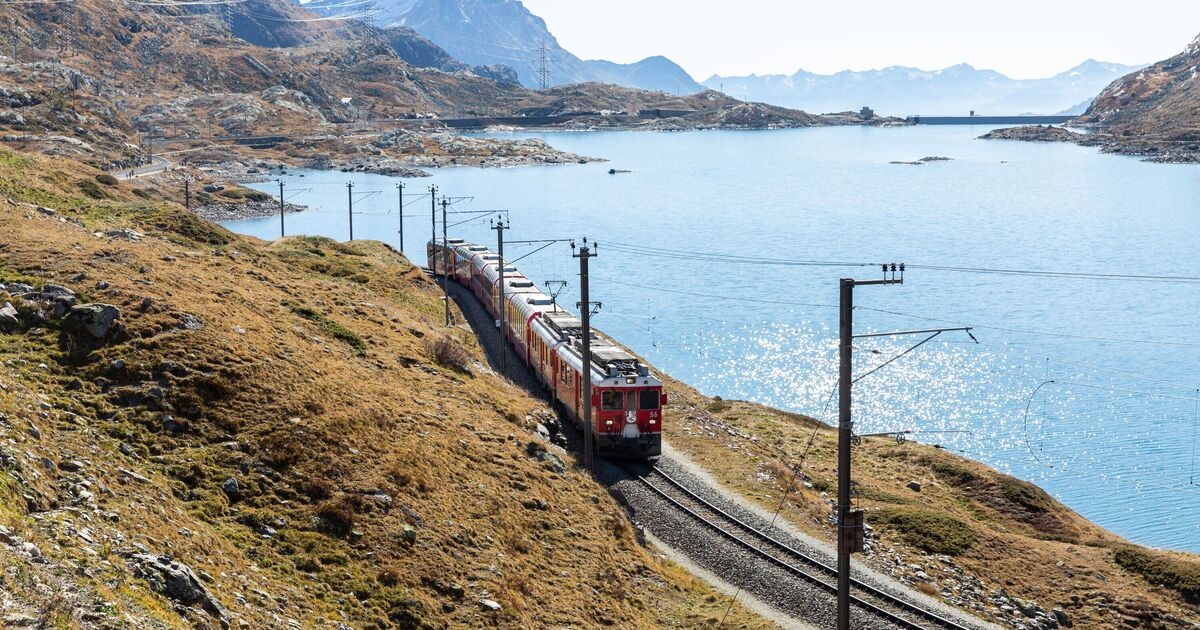 The incredible train journey linking 2 beautiful countries by crossing 196 bridges