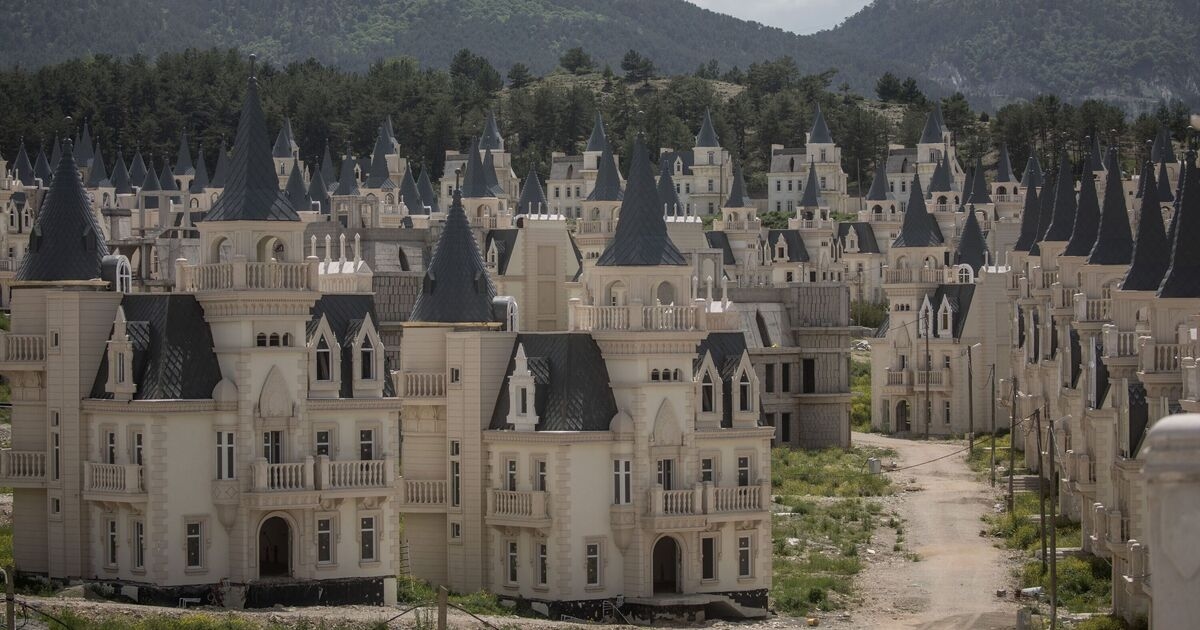 Un misterioso pueblo abandonado construido para turistas súper ricos ahora es un paraíso para el turismo oscuro.