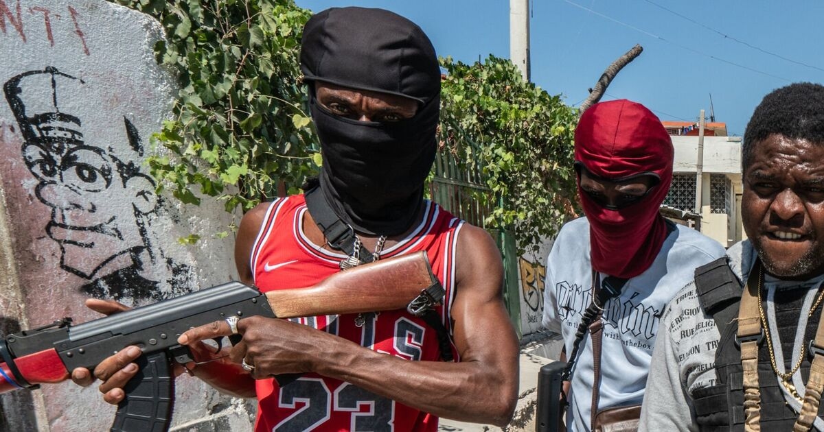 Amerikaanse wapens overspoelen prachtig Caribisch eiland, waar groepsverkrachtingen en moorden plaatsvinden