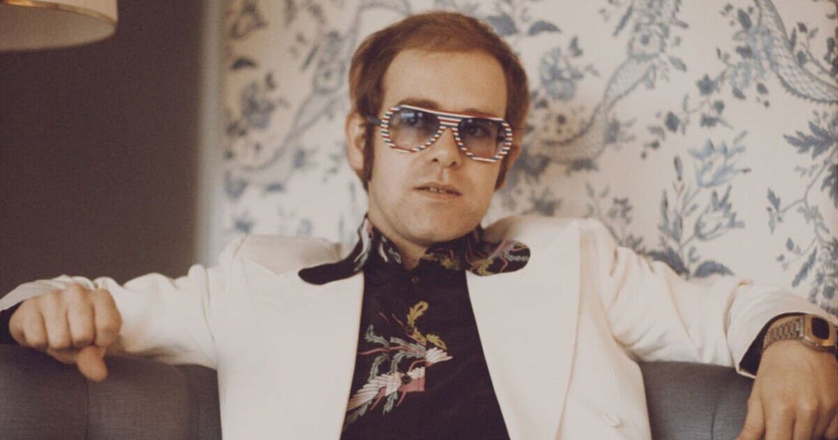 Elton John nie miał gotówki, więc zostawił narzeczoną, żeby zapłacić za wszystko i „wszędzie jeździł autobusem”