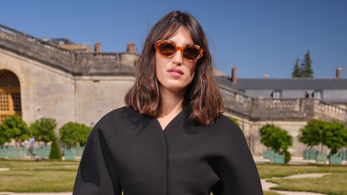 Si quieres lucir más francesa, esta es la tendencia #1 en pantalones que debes comprar y zapatos para combinarlos