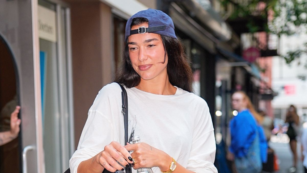 Jean Shorts Look Anything But "Dated" When Worn With This Basic Trend and Summer 2026's It Flats