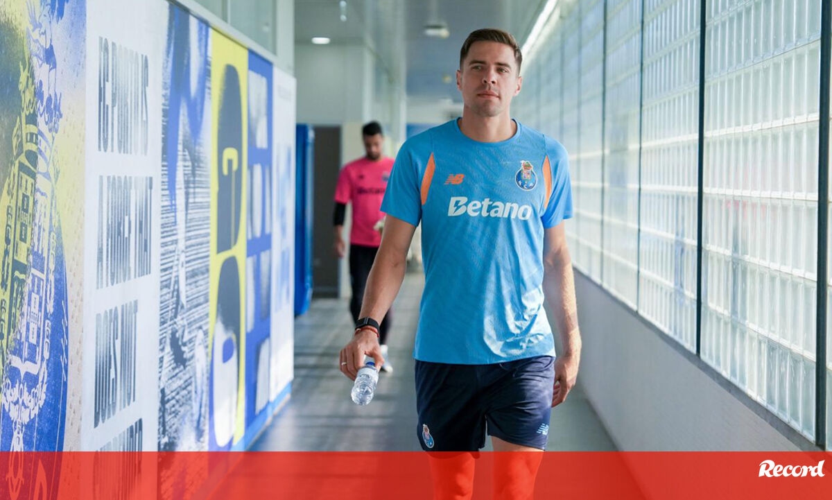 <![CDATA[ Jan Bednarek "era prioridade" do FC Porto para o eixo da defesa ]]>
