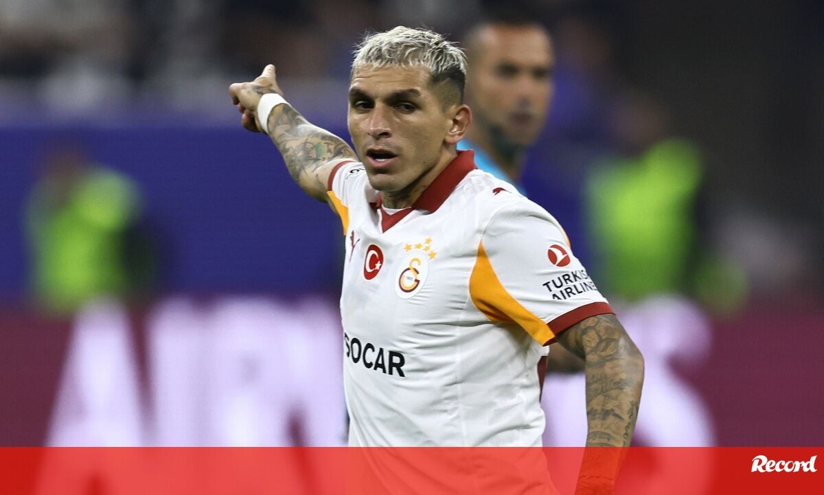 <![CDATA[ Ex-Arsenal agredido em centro comercial por homem que perseguia a namorada ]]>