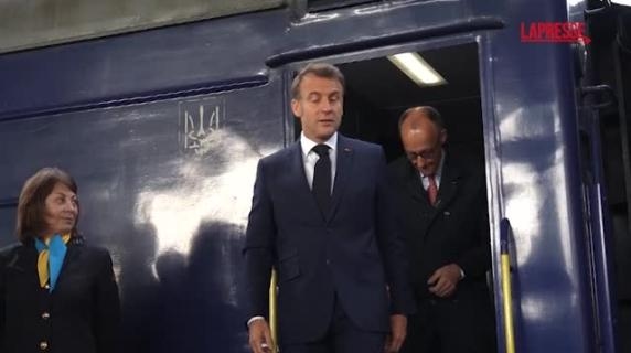 Macron, Merz, Starmer en Tusk in Kiev: kaarsen bij het oorlogsmonument