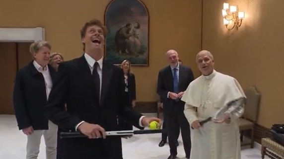 Sinner regala una racchetta al Papa: «Giochiamo?». E Leone XIV sorride: «Qui meglio di no»