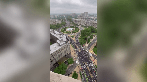 Philadelphia'da Trump'a Karşı Binlerce Kişi: Yukarıdan Kalabalığın Görüntüleri