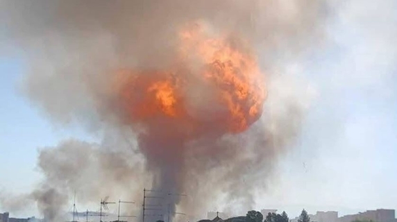 L'incendie continue, les sauveteurs en action : vidéo en direct