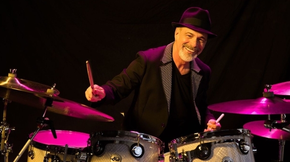 Danny Seraphine, batteur et co-fondateur de Chicago, arrive