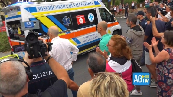L'applauso dei cittadini ai soccorritori