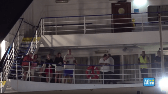 Napels, de veerboot op drift na de brand: "Een nachtmerrie"